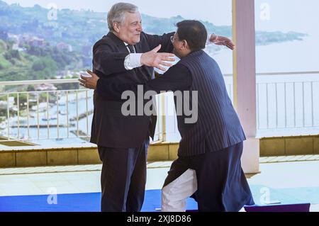 16. Juli 2024, Villa San Giovanni, Reggio Calabria, Italien: Minister Antonio Tajani (L) begrüßte Piyush Goyal (R, Union Commerce and Industry, Indien) am Veranstaltungsort. Das Treffen des Handelsministers der G7-Gruppe traf sich in der Villa San Giovanni im Hotel Altafiumara mit Vertretern der EU-Kommission, der internationalen Organisation und der Outreach-Länder (Credit Image: © Valeria Ferraro/ZUMA Press Wire) NUR REDAKTIONELLE VERWENDUNG! Nicht für kommerzielle ZWECKE! Stockfoto