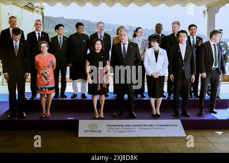 16. Juli 2024, Villa San Giovanni, Reggio Calabria, Italien: Minister Antonio Tajani (C) mit Gästen, die für die Fotofamilie mit anderen Führern posierten. Das Treffen des Handelsministers der G7-Gruppe traf sich in der Villa San Giovanni im Hotel Altafiumara mit Vertretern der EU-Kommission, der internationalen Organisation und der Outreach-Länder (Credit Image: © Valeria Ferraro/ZUMA Press Wire) NUR REDAKTIONELLE VERWENDUNG! Nicht für kommerzielle ZWECKE! Stockfoto