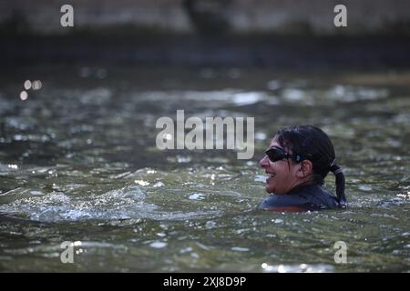 Paris, Frankreich. Juli 2024. Nach Monaten der Vorfreude schwimmt die Pariser Bürgermeisterin Anne Hidalgo am Mittwoch, den 17. Juli 2024, in der seine und erfüllt ein Versprechen, das sie im Januar neun Tage vor der Eröffnungszeremonie der Olympischen Spiele 2024 gegeben hatte. Das Schwimmen findet entlang des Flusses statt, der am imposanten Rathaus und der Kathedrale Notre Dame vorbeiführt, als Teil einer größeren Bemühung, die verbesserte Sauberkeit des Flusses zu demonstrieren. Foto: Raphael Lafargue/ABACAPRESS. COM Credit: Abaca Press/Alamy Live News Stockfoto