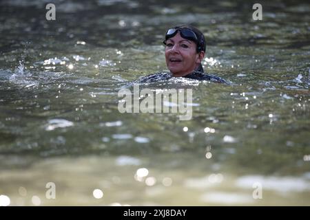 Paris, Frankreich. Juli 2024. Nach Monaten der Vorfreude schwimmt die Pariser Bürgermeisterin Anne Hidalgo am Mittwoch, den 17. Juli 2024, in der seine und erfüllt ein Versprechen, das sie im Januar neun Tage vor der Eröffnungszeremonie der Olympischen Spiele 2024 gegeben hatte. Das Schwimmen findet entlang des Flusses statt, der am imposanten Rathaus und der Kathedrale Notre Dame vorbeiführt, als Teil einer größeren Bemühung, die verbesserte Sauberkeit des Flusses zu demonstrieren. Foto: Raphael Lafargue/ABACAPRESS. COM Credit: Abaca Press/Alamy Live News Stockfoto