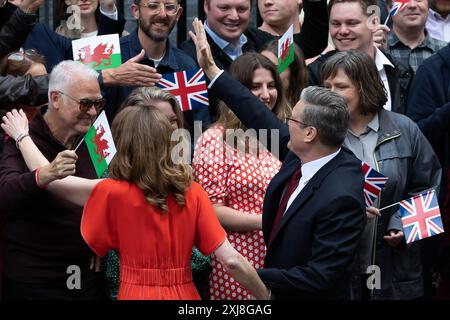 London, Großbritannien. Juli 2024. Der neue Premierminister Keir Starmer und Ehefrau Victoria begrüßen die Labour-Unterstützer vor der Downing Street 10 in London. Die oppositionelle Labour Party gewann bei den Parlamentswahlen einen Erdrutschsieg, der 14 Jahre konservativer Herrschaft endete. Quelle: SOPA Images Limited/Alamy Live News Stockfoto