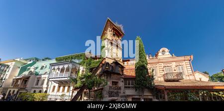 Tiflis, Georgien - 24. JUNI 2024: Der Uhrenturm des Marionettentheaters Rezo Gabriadze ist ein einzigartiges und ikonisches Wahrzeichen in Tiflis, Georgien Stockfoto