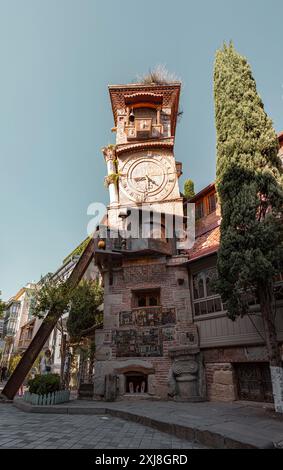 Tiflis, Georgien - 24. JUNI 2024: Der Uhrenturm des Marionettentheaters Rezo Gabriadze ist ein einzigartiges und ikonisches Wahrzeichen in Tiflis, Georgien Stockfoto