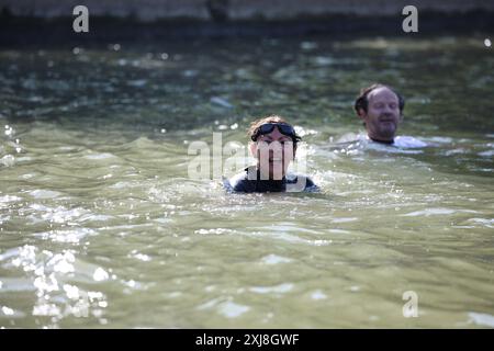 Paris, Frankreich. Juli 2024. Nach Monaten der Vorfreude schwimmt die Pariser Bürgermeisterin Anne Hidalgo am Mittwoch, den 17. Juli 2024, in der seine und erfüllt ein Versprechen, das sie im Januar neun Tage vor der Eröffnungszeremonie der Olympischen Spiele 2024 gegeben hatte. Das Schwimmen findet entlang des Flusses statt, der am imposanten Rathaus und der Kathedrale Notre Dame vorbeiführt, als Teil einer größeren Bemühung, die verbesserte Sauberkeit des Flusses zu demonstrieren. Foto: Raphael Lafargue/ABACAPRESS. COM Credit: Abaca Press/Alamy Live News Stockfoto