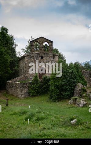 Romanische Eremitage von Sant Serni del Grau, Vilamantells, Sant Llorenc de Morunys, Lerida, Spanien. Juli 2023 Stockfoto