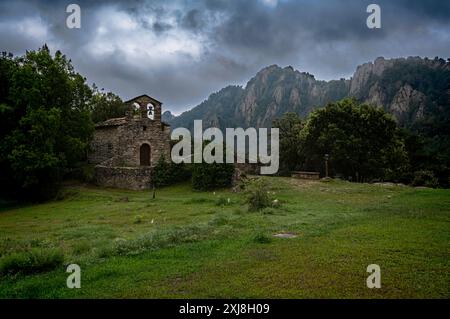 Romanische Eremitage von Sant Serni del Grau, Vilamantells, Sant Llorenc de Morunys, Lerida, Spanien. Juli 2023 Stockfoto