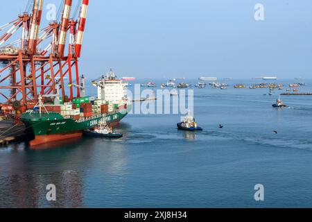 Callao, Peru - 20. März 2019: Geschäftige Hafenaktivitäten mit Frachtschiff und Schlepper. Stockfoto