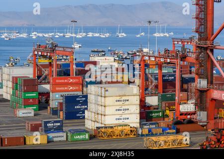 Callao, Peru - 20. März 2019: Geschäftiger Hafen mit bunten Containern und Schiffen vor Anker. Stockfoto