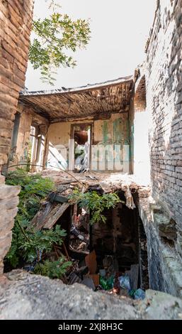 Tiflis, Georgien - 24. JUNI 2024: Verlassenes und teilweise zerfallenes traditionelles georgianisches Haus in der Altstadt von Tiflis, Georgien. Stockfoto