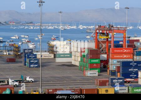 Callao, Peru - 20. März 2019: Geschäftige Hafenaktivitäten mit gestapelten Containern. Stockfoto