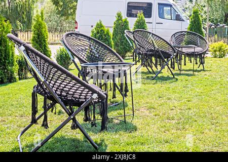 Stühle im Freien auf dem englischen Rasen in einem Café auf der Straße Stockfoto