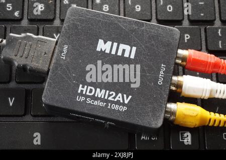 Terengganu, Malaysia - 2. August 2024 : Nahaufnahme des schwarzen Mini-HDMI-Adapters auf grauem Tastatur-Laptop. HDMI für Multimedia-Anwendungen. Stockfoto