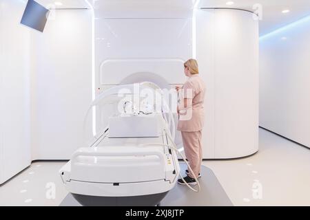 MR-Linac Strahlentherapiegerät. Magnetresonanztomographie-MRT-Gerät und Linearbeschleuniger zur Krebsbehandlung Stockfoto