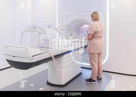 MR-Linac Strahlentherapiegerät. Magnetresonanztomographie-MRT-Gerät und Linearbeschleuniger zur Krebsbehandlung Stockfoto
