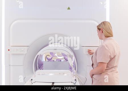 MR-Linac Strahlentherapiegerät. Magnetresonanztomographie-MRT-Gerät und Linearbeschleuniger zur Krebsbehandlung Stockfoto