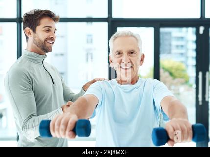 Reife, Mann und Porträt mit Kurzhantel oder Physiotherapeut für Physiotherapie, Mobilitätsübungen und Arthritismanagement. Geriatrische Physiotherapie Stockfoto