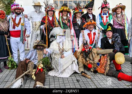 Eine lebendige Gruppe von Charakteren aus dem Entroido de Samede, die in der Pfarrei San Xoán de Vigo in Paderne, A Coruña, Galicien, gefeiert wird, zeigt das reiche kulturelle Erbe dieses alten Festivals. Mit Bonitas in bestickten Kleidern mit Spitze und bunten Bändern, Vixigueiros mit ihren einzigartigen Masken und Blasenaccessoires und anderen traditionellen Figuren symbolisiert das Entroido de Samede den Sieg des Frühlings über den Winter und den tief verwurzelten Festgeist der Gemeinde. Jede Figur, die in komplizierten Kostümen verziert ist, trägt zur lebhaften Atmosphäre bei und unterstreicht die anhaltenden Traditionen der Th Stockfoto