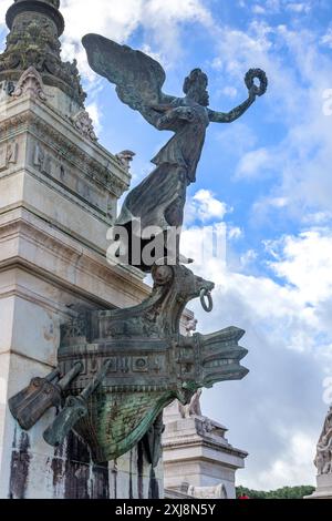 ROM, ITALIEN - 10. MÄRZ 2023: Dies ist ein Fragment des Vittoriano-Gedenkwerks mit der geflügelten Göttin Nike auf dem Pult. Stockfoto