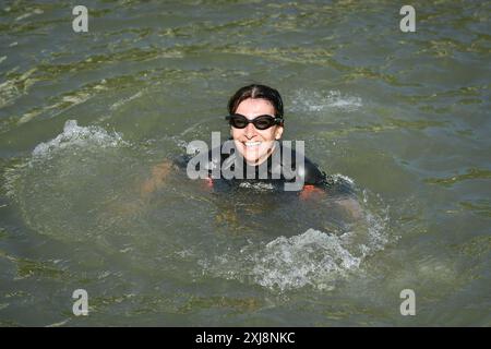 Paris, Frankreich. Juli 2024. Die Bürgermeisterin von Paris Anne Hidalgo schwimmt am 17. Juli 2024 in der seine in Paris. Foto: Firas Abdullah/ABACAPRESS. COM Credit: Abaca Press/Alamy Live News Stockfoto