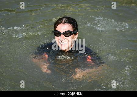 Paris, Frankreich. Juli 2024. Die Bürgermeisterin von Paris Anne Hidalgo schwimmt am 17. Juli 2024 in der seine in Paris. Foto: Firas Abdullah/ABACAPRESS. COM Credit: Abaca Press/Alamy Live News Stockfoto