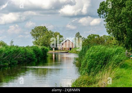 Historische Pumpstation auf einem Wanderweg in der Nähe von Woerden, Niederlande Stockfoto