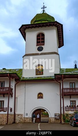 Verteidigungsturm im rumänischen orthodoxen Nonnenkloster Agapia in der Region Bukowina, Rumänien Stockfoto