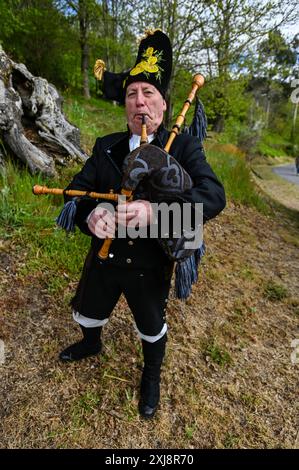 Ein traditioneller Gaiteiro aus Galicien, gekleidet in klassischer Kleidung mit Weste, weißem Hemd, knielanger Hose und breiter Krempe, spielt den Gaita, den legendären Dudelsack der Region. Dieser Musiker verkörpert das reiche kulturelle Erbe und die musikalischen Traditionen Galiciens und bringt lebendige Melodien in die festliche Atmosphäre lokaler Feiern Stockfoto