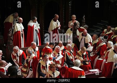 Mitglieder des House of Lords nehmen ihre Sitze vor der Rede des Königs während der Parlamentseröffnung in der Kammer des House of Lords im Palace of Westminster, London, ein. Bilddatum: Mittwoch, 17. Juli 2024. Stockfoto