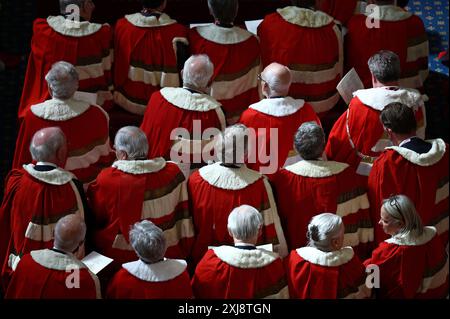 Mitglieder des House of Lords nehmen ihre Sitze vor der Rede des Königs während der Parlamentseröffnung in der Kammer des House of Lords im Palace of Westminster, London, ein. Bilddatum: Mittwoch, 17. Juli 2024. Stockfoto