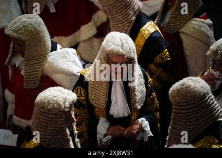 Mitglieder des House of Lords nehmen ihre Sitze vor der Eröffnung des Parlaments in der Kammer des House of Lords im Palace of Westminster, London, ein. Bilddatum: Mittwoch, 17. Juli 2024. Stockfoto