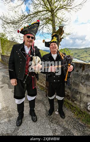 Ein traditioneller Gaiteiro aus Galicien, gekleidet in klassischer Kleidung mit Weste, weißem Hemd, knielanger Hose und breiter Krempe, spielt den Gaita, den legendären Dudelsack der Region. Dieser Musiker verkörpert das reiche kulturelle Erbe und die musikalischen Traditionen Galiciens und bringt lebendige Melodien in die festliche Atmosphäre lokaler Feiern Stockfoto