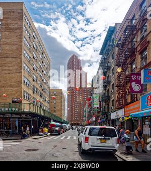 NYC Chinatown: Bayard Street, östlich von Elizabeth Street im Herzen von Chinatown. Bunte Papierlaternen hängen über der von Geschäften gesäumten Straße. Stockfoto