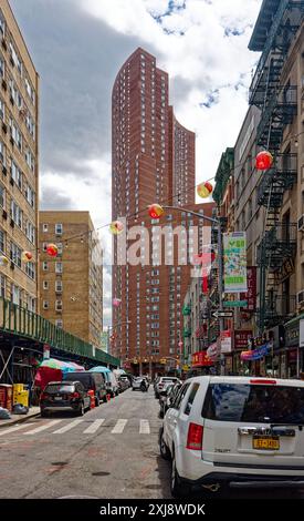 NYC Chinatown: Bayard Street, östlich von Elizabeth Street im Herzen von Chinatown. Bunte Papierlaternen hängen über der von Geschäften gesäumten Straße. Stockfoto