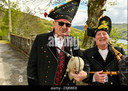 Ein traditioneller Gaiteiro aus Galicien, gekleidet in klassischer Kleidung mit Weste, weißem Hemd, knielanger Hose und breiter Krempe, spielt den Gaita, den legendären Dudelsack der Region. Dieser Musiker verkörpert das reiche kulturelle Erbe und die musikalischen Traditionen Galiciens und bringt lebendige Melodien in die festliche Atmosphäre lokaler Feiern Stockfoto