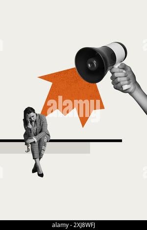 Vertikale Fotocollage Bild deprimiert überwältigte Frau Arbeiter Lautsprecher Boss Befehl müde Angst Apathie Zeichnung Hintergrund Stockfoto