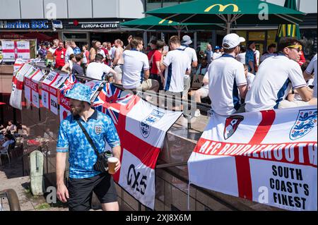 14.07.2024, Berlin, Deutschland, Europa - Fans der englischen Fußballnationalmannschaft feiern auf dem Breitscheidplatz während der UEFA EURO 2024. Stockfoto