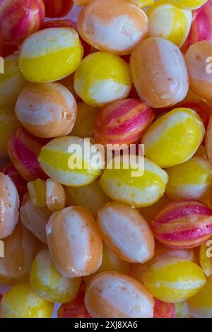 Kaufrucht Tropfen sizilianische Zitrone, spanischer Pfirsich, italienische Blood Orange Süßigkeiten von M&S Stockfoto