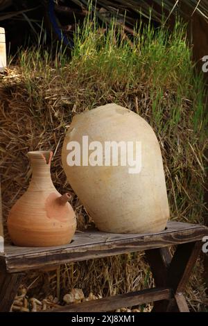 Ein libanesisches Terrakota, zerbrochenes Glas und Ebenrik im Garten. Stockfoto