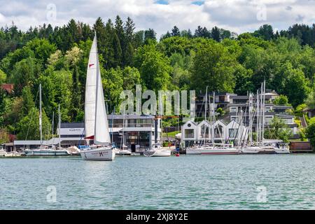 Seeblick mit Booten auf Wörthersee - Velden am Wörthersee, Kärnten, Österreich Stockfoto