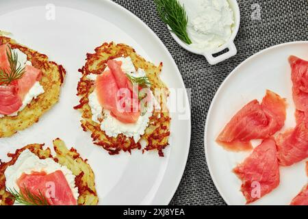 Blick von oben auf Kartoffellatke mit Lachs und Frischkäse Stockfoto