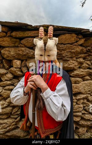 Die Cabreiro de Muiños ist eine kürzlich entworfene Maske, die 2005 von einem Profi erfunden und 2016 erstmals eingeführt wurde. Es zielt darauf ab, die alten Masken von Vilar de CAS in der Gemeinde Souto de Limia wiederzubeleben, die während des Bürgerkriegs verschwunden waren. Im Gegensatz zum ursprünglichen Peliqueiro, der durch die Dörfer Bande, Porqueira und Muiños zog, bedeckt mit Ziegenhaut und Hörnern, präsentiert sich das moderne Cabreiro de Muiños mit einem einzigartigen und aktualisierten Design Stockfoto