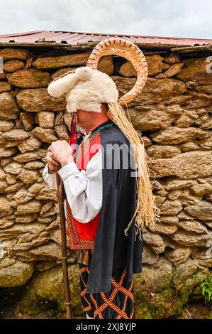 Die Cabreiro de Muiños ist eine kürzlich entworfene Maske, die 2005 von einem Profi erfunden und 2016 erstmals eingeführt wurde. Es zielt darauf ab, die alten Masken von Vilar de CAS in der Gemeinde Souto de Limia wiederzubeleben, die während des Bürgerkriegs verschwunden waren. Im Gegensatz zum ursprünglichen Peliqueiro, der durch die Dörfer Bande, Porqueira und Muiños zog, bedeckt mit Ziegenhaut und Hörnern, präsentiert sich das moderne Cabreiro de Muiños mit einem einzigartigen und aktualisierten Design Stockfoto