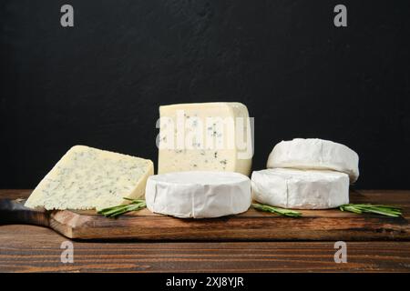 Holzplatte mit Auswahl an Weißkäse Stockfoto