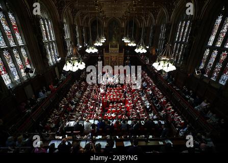 Mitglieder des House of Lords und Gäste nehmen ihre Plätze in der Lords Chamber vor der Eröffnung des Parlaments in den Houses of Parliament in London ein. Bilddatum: Mittwoch, 17. Juli 2024. Stockfoto