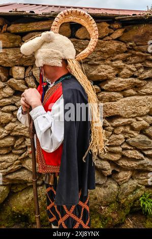 Die Cabreiro de Muiños ist eine kürzlich entworfene Maske, die 2005 von einem Profi erfunden und 2016 erstmals eingeführt wurde. Es zielt darauf ab, die alten Masken von Vilar de CAS in der Gemeinde Souto de Limia wiederzubeleben, die während des Bürgerkriegs verschwunden waren. Im Gegensatz zum ursprünglichen Peliqueiro, der durch die Dörfer Bande, Porqueira und Muiños zog, bedeckt mit Ziegenhaut und Hörnern, präsentiert sich das moderne Cabreiro de Muiños mit einem einzigartigen und aktualisierten Design Stockfoto