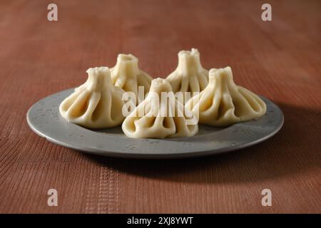 Traditionelles georgianisches Gericht, gefüllt mit Rindfleisch-Lamm auf Keramikplatte Stockfoto