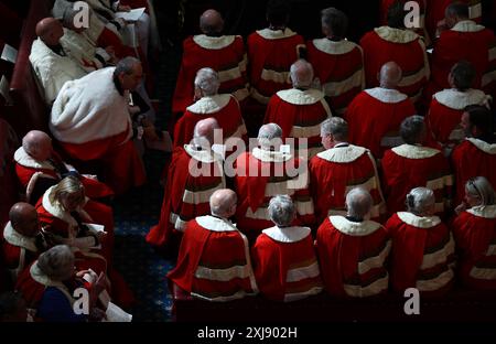 Mitglieder des House of Lords und Gäste nehmen ihre Plätze in der Lords Chamber vor der Eröffnung des Parlaments in den Houses of Parliament in London ein. Bilddatum: Mittwoch, 17. Juli 2024. Stockfoto