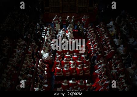 Mitglieder des House of Lords und Gäste nehmen ihre Plätze in der Lords Chamber vor der Eröffnung des Parlaments in den Houses of Parliament in London ein. Bilddatum: Mittwoch, 17. Juli 2024. Stockfoto