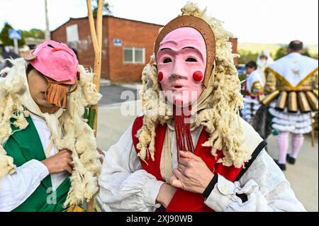 Die Merdeiros von Vigo, Galicien, sind eine bunte und schelmische Gruppe, die während der Karnevalsfeiern in der Region im Mittelpunkt steht. Aus dem 19. Jahrhundert heraus trugen die Merdeiros traditionell zerlumpte Kleidung und verschmierten sich mit Schmutz, um die Reichen und Mächtigen zu verspotten. Ihre Mätzchen und ihr spielerisches Verhalten symbolisieren den Geist des Karnevals, wo soziale Normen umgekippt werden und die Gemeinschaft zu einer freudigen und rebellischen Feier der Freiheit und Gleichheit zusammenkommt. Stockfoto