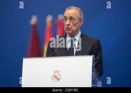 MADRID, SPANIEN - 16. JULI: Florentino Perez Rodriguez, Präsident von Real Madrid, spricht als Real Madrid Neuunterzeichnung. Kylian Mbappe wird am 16. Juli 2024 im Estadio Santiago Bernabeu in Madrid, Spanien, vorgestellt. (Foto von QSP) Stockfoto